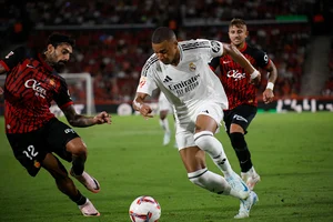 | Photo: AP/Francisco Ubilla : La Liga, Real Madrid vs Mallorca: Kylian Mbappe, centre, runs with the ball during match against Mallorca